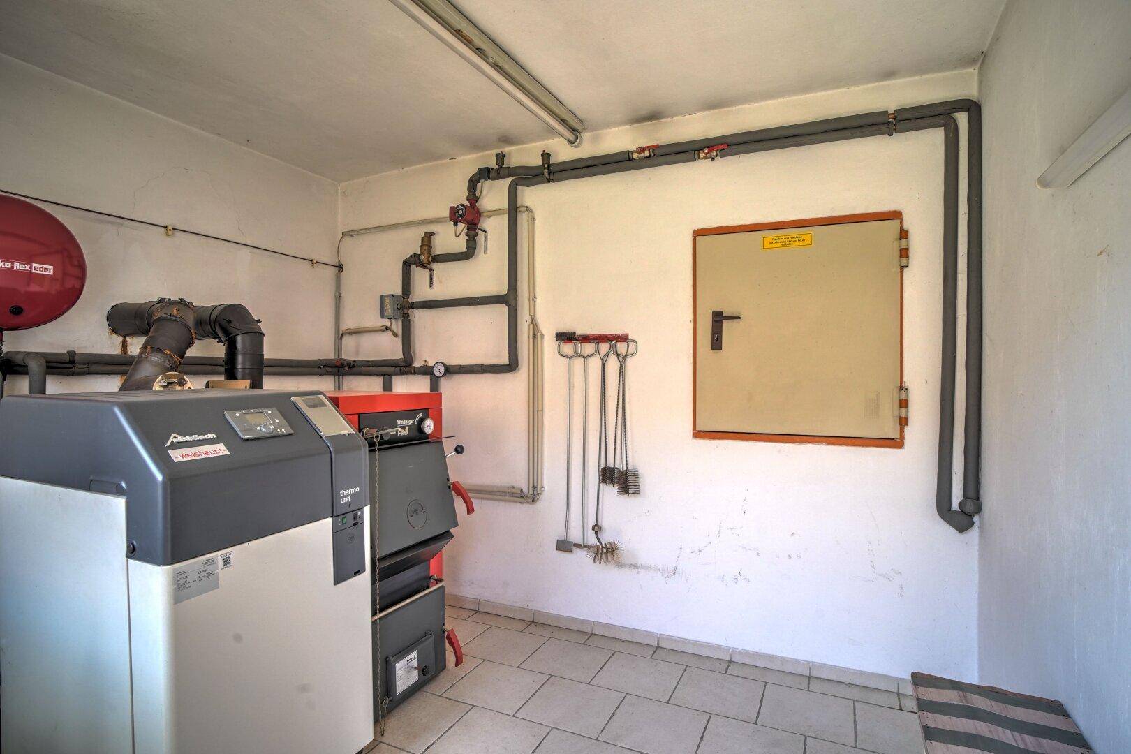 Heizungsraum mit moderner Heizungsanlage und Rohren, sauber und funktional.