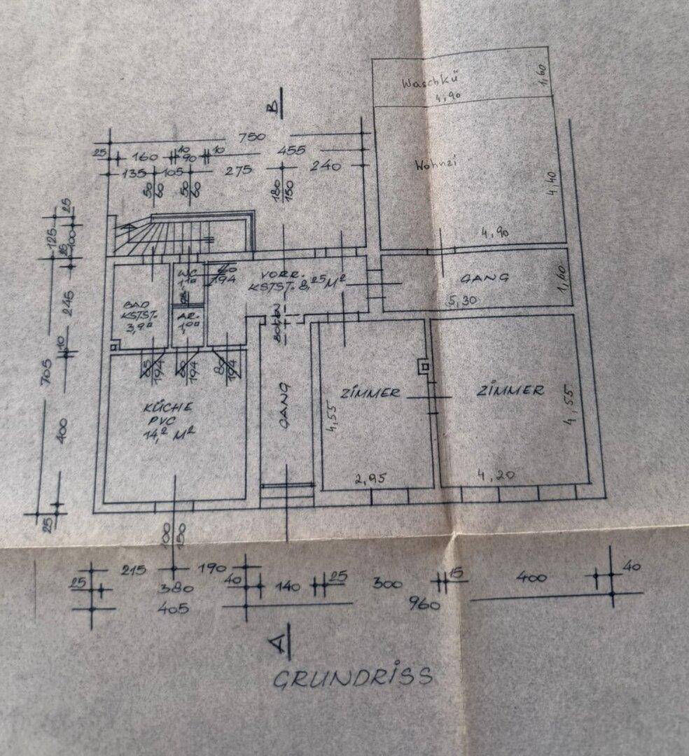 Handgezeichneter Grundriss mit Raumaufteilung und Bemaßungen, zeigt das Potenzial der Immobilie.