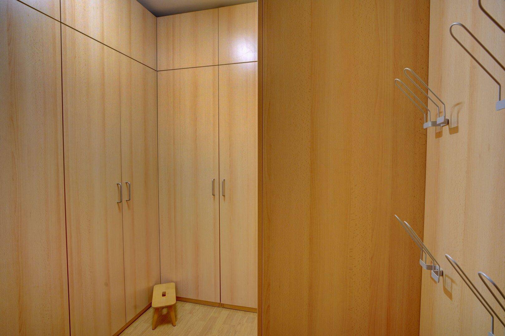 Einbauschränke aus hellem Holz im Flur oder Ankleidebereich bieten viel Stauraum.