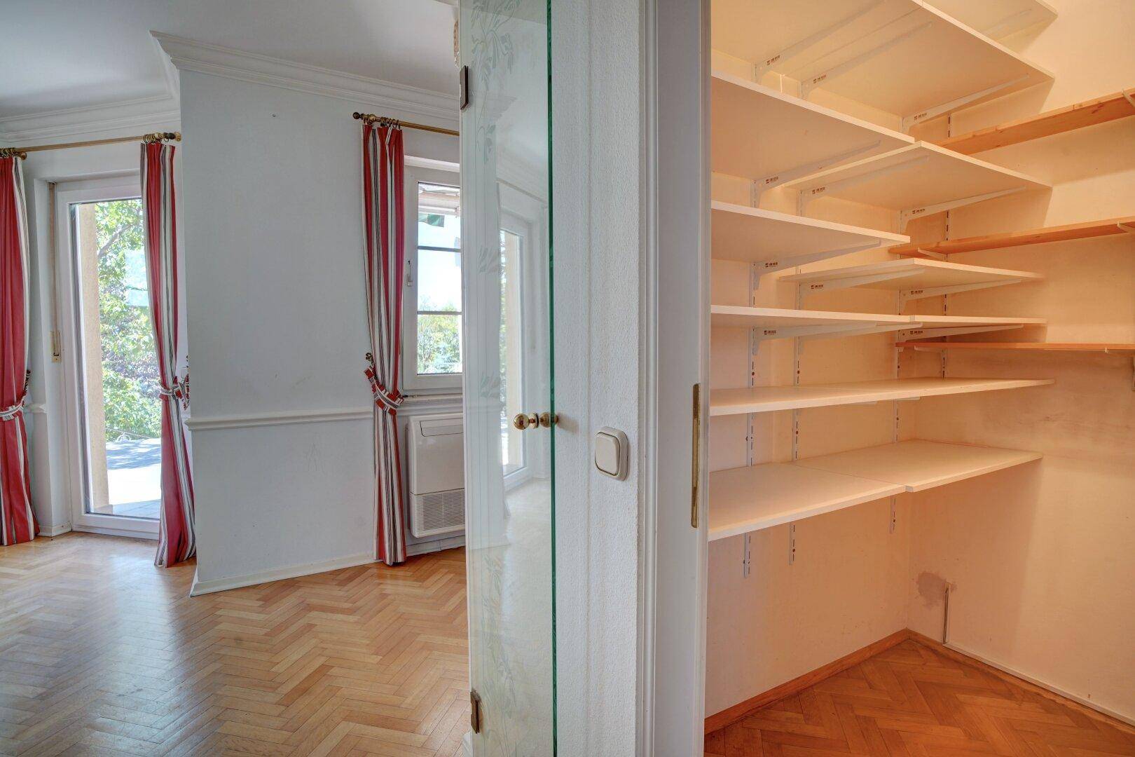Praktische Speisekammer mit vielen Regalen für Vorräte und Lagerung.