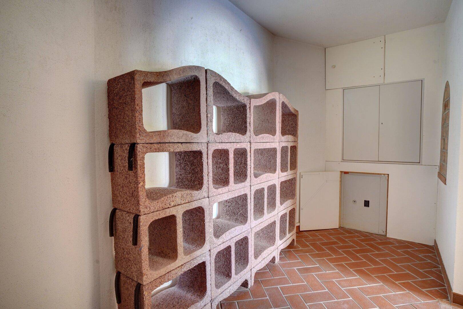 Abstellraum im Keller mit praktischen Regalen und Fliesenboden.