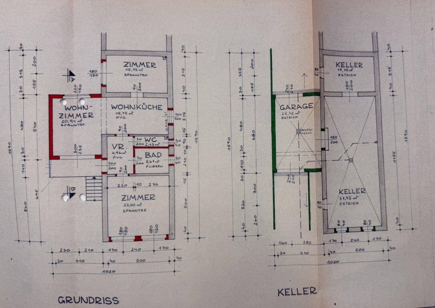 Grundrissplan zeigt Wohnzimmer, Wohnküche, Bad, WC und Keller mit Garage.