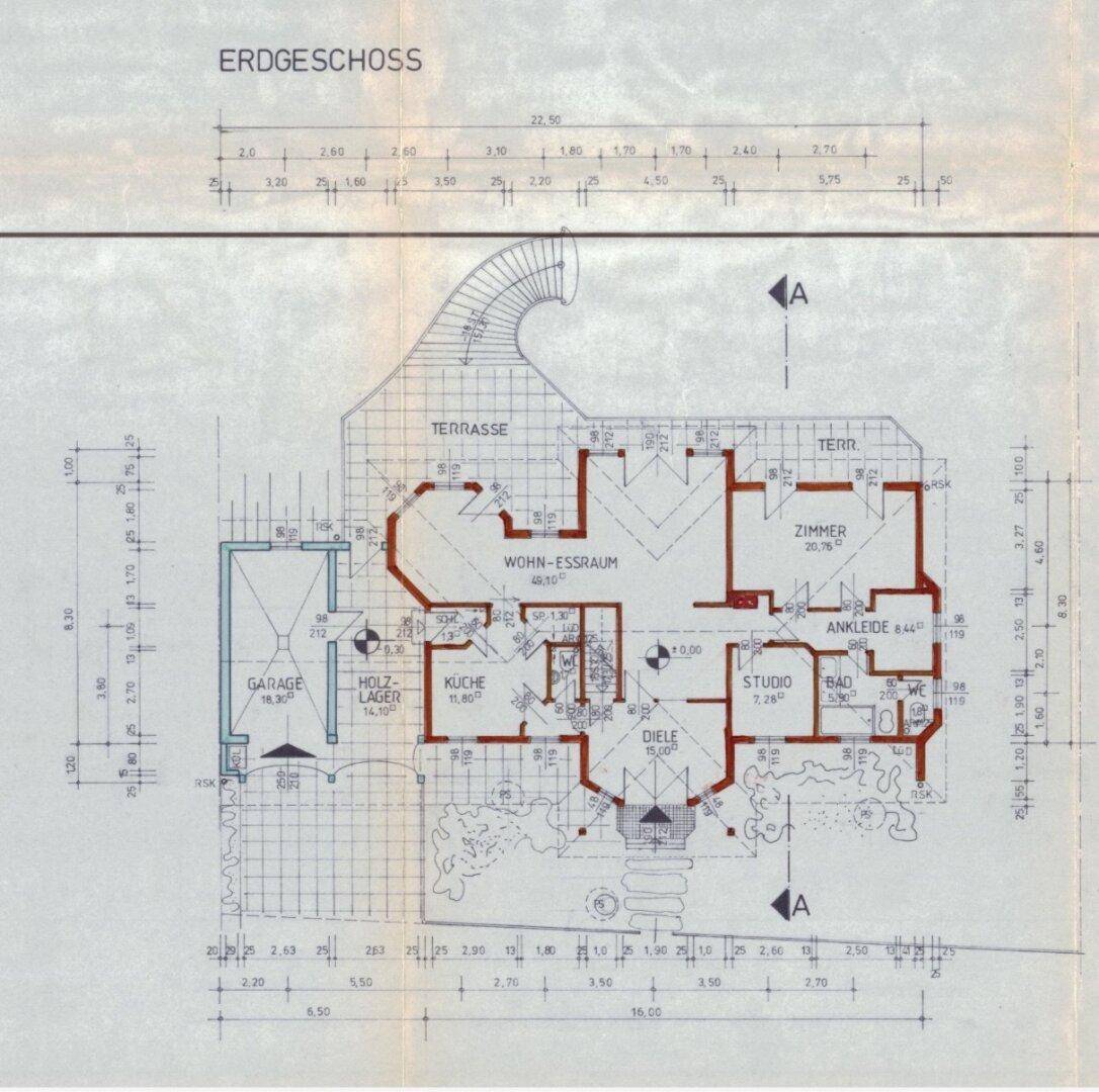 Grundriss des Erdgeschosses mit offenem Wohn-Essbereich, Küche und Garage.