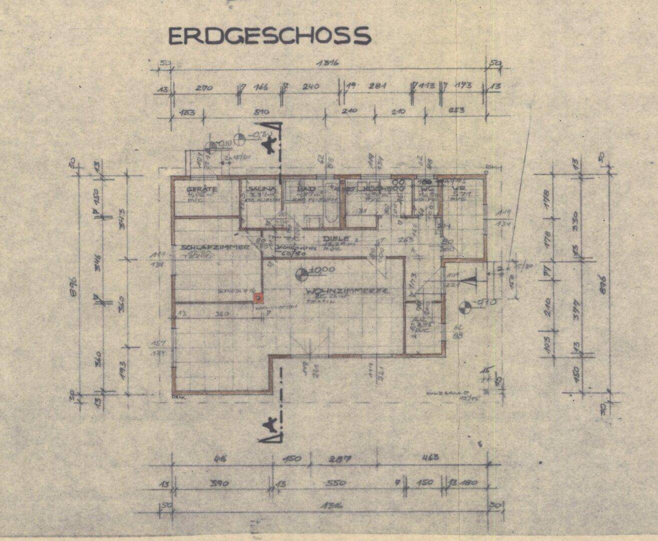 Grundriss des Erdgeschosses mit detaillierter Raumaufteilung und Bemaßungen auf vergilbtem Papier.