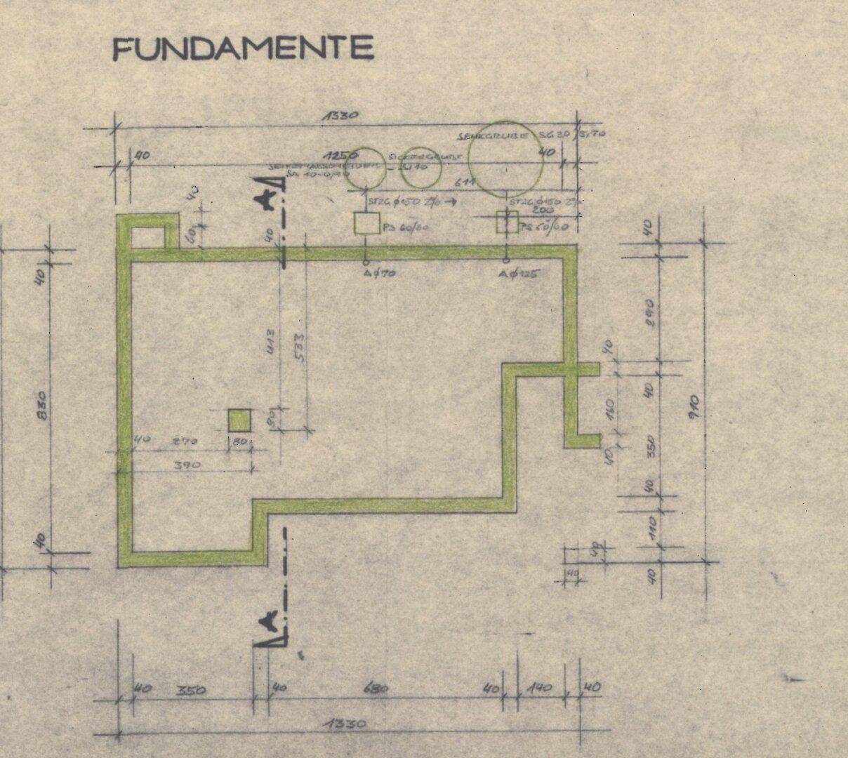 Bauplan der Fundamente des Gebäudes mit detaillierten Abmessungen und grüner Markierung.