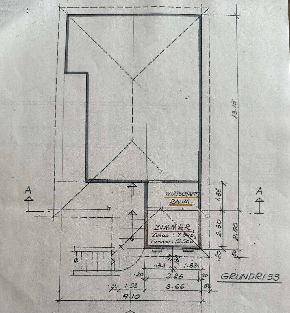 Grundriss eines Obergeschosses mit Dachschrägen und Raumaufteilung, inklusive Treppenhaus.