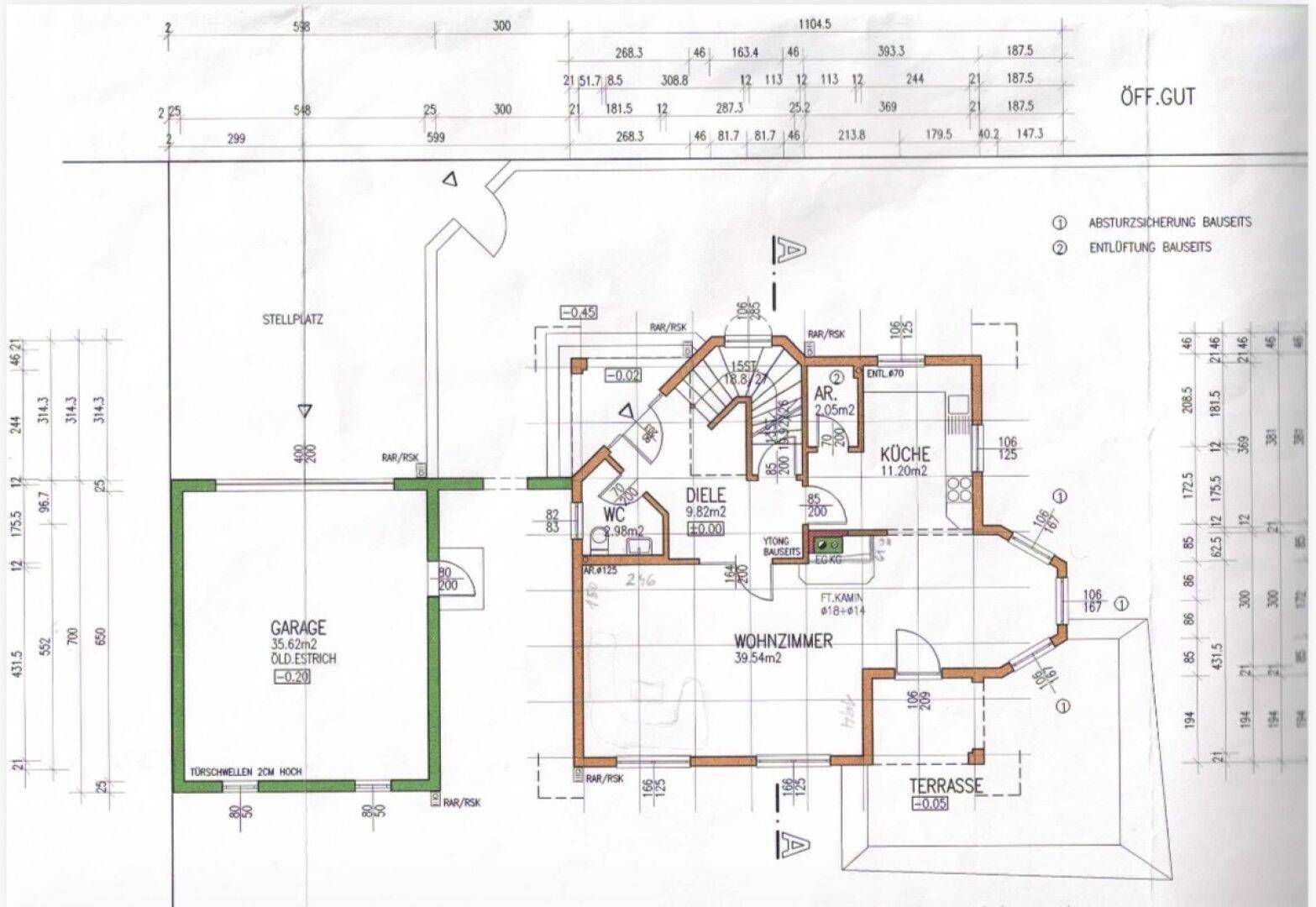 Grundriss des Erdgeschosses mit Wohnzimmer, Küche, WC und separater Garage.