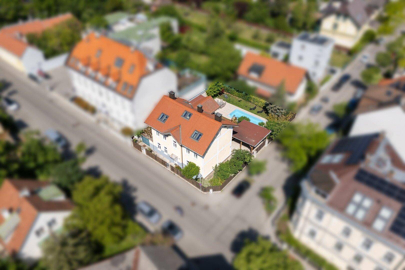 Weitläufige Luftaufnahme des Grundstücks mit Poolbereich und der umliegenden Wohngegend.