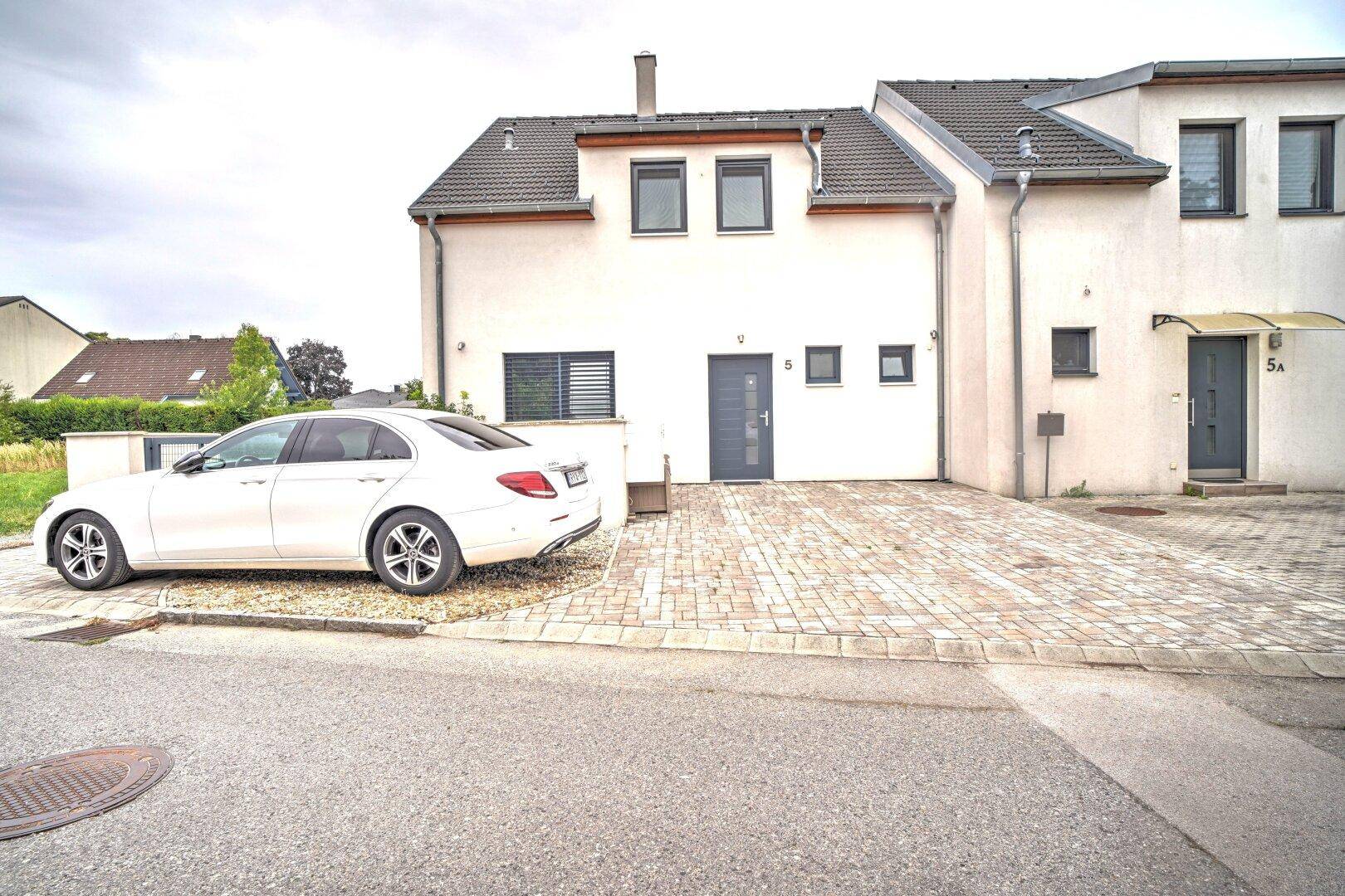 Hausansicht von Straße