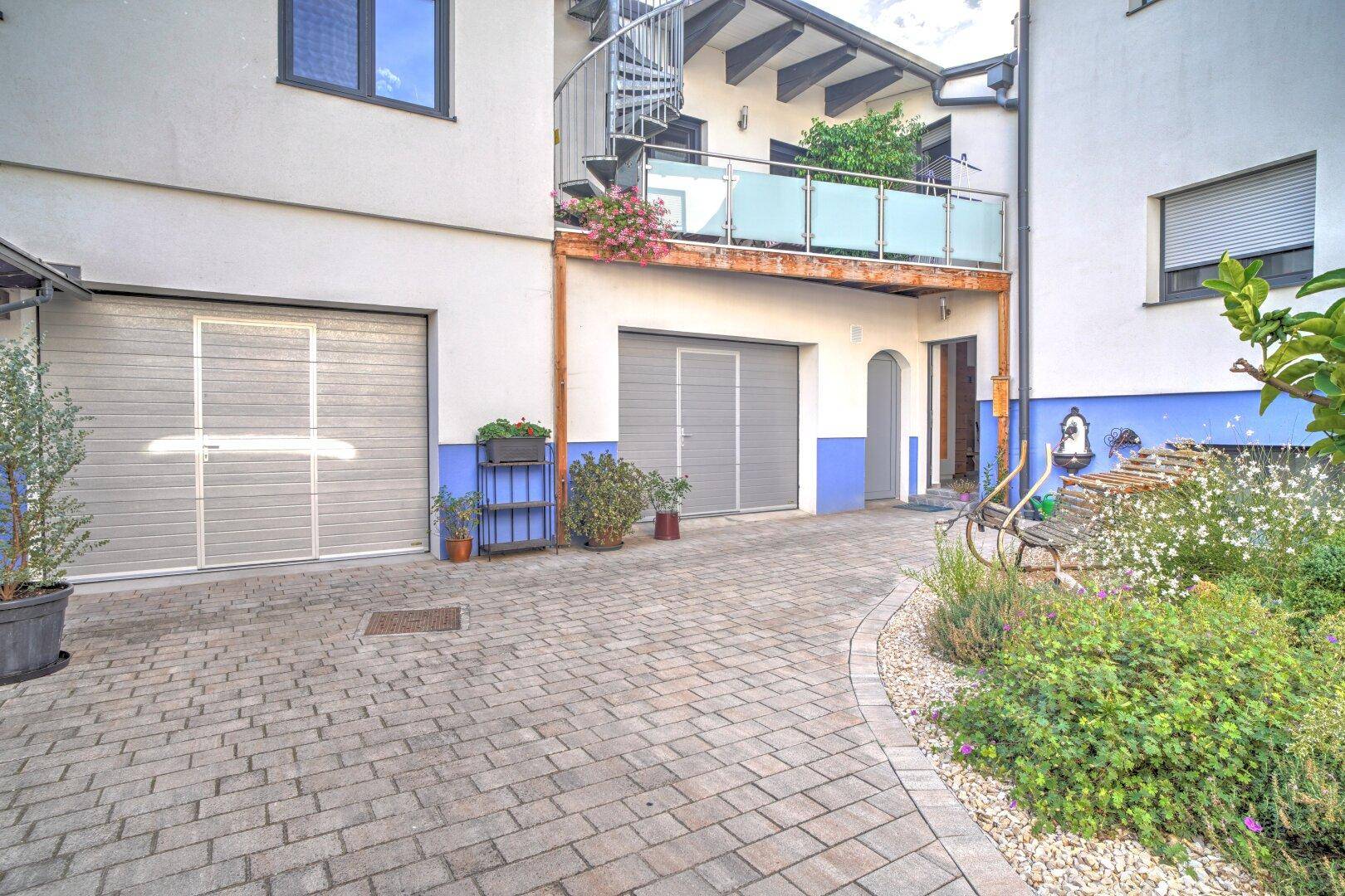 Garage und Eingangsbereich
