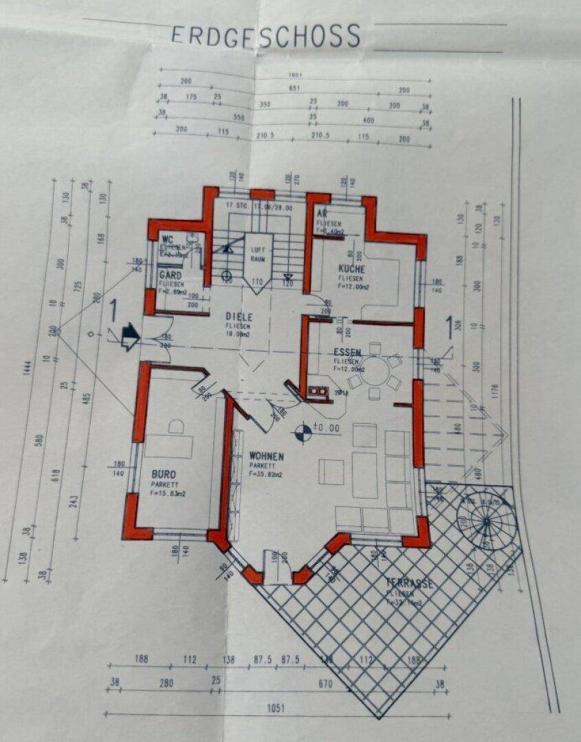 Grundriss des Erdgeschosses mit Wohnzimmer, Küche, Essbereich, Büro und Terrasse.