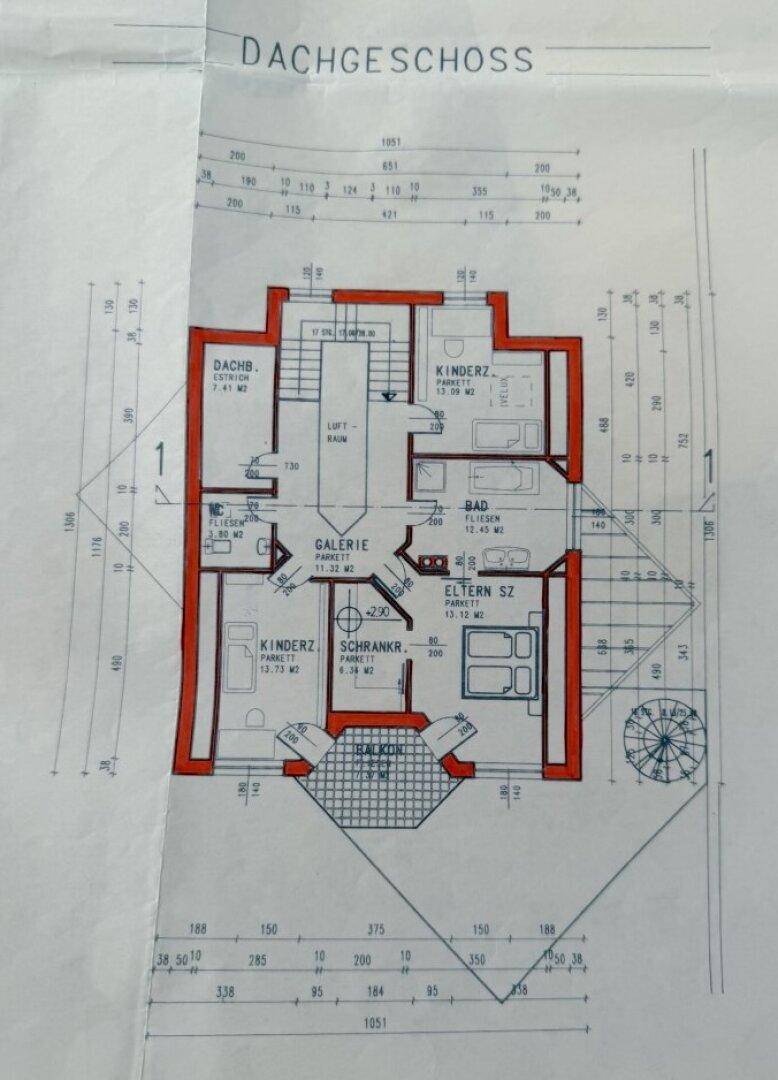 Grundriss des Dachgeschosses mit Schlafzimmern, Bad, Galerie und Balkonzugang.