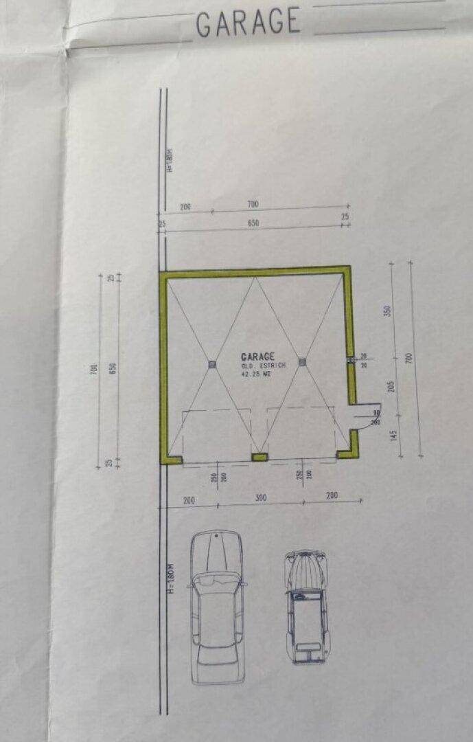 Grundriss der Garage mit Platz für zwei Fahrzeuge und direktem Zugang zum Grundstück.