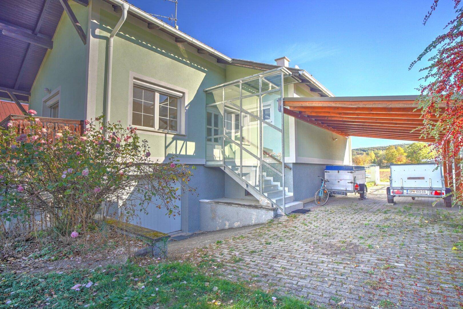 Hauseingang / Carport