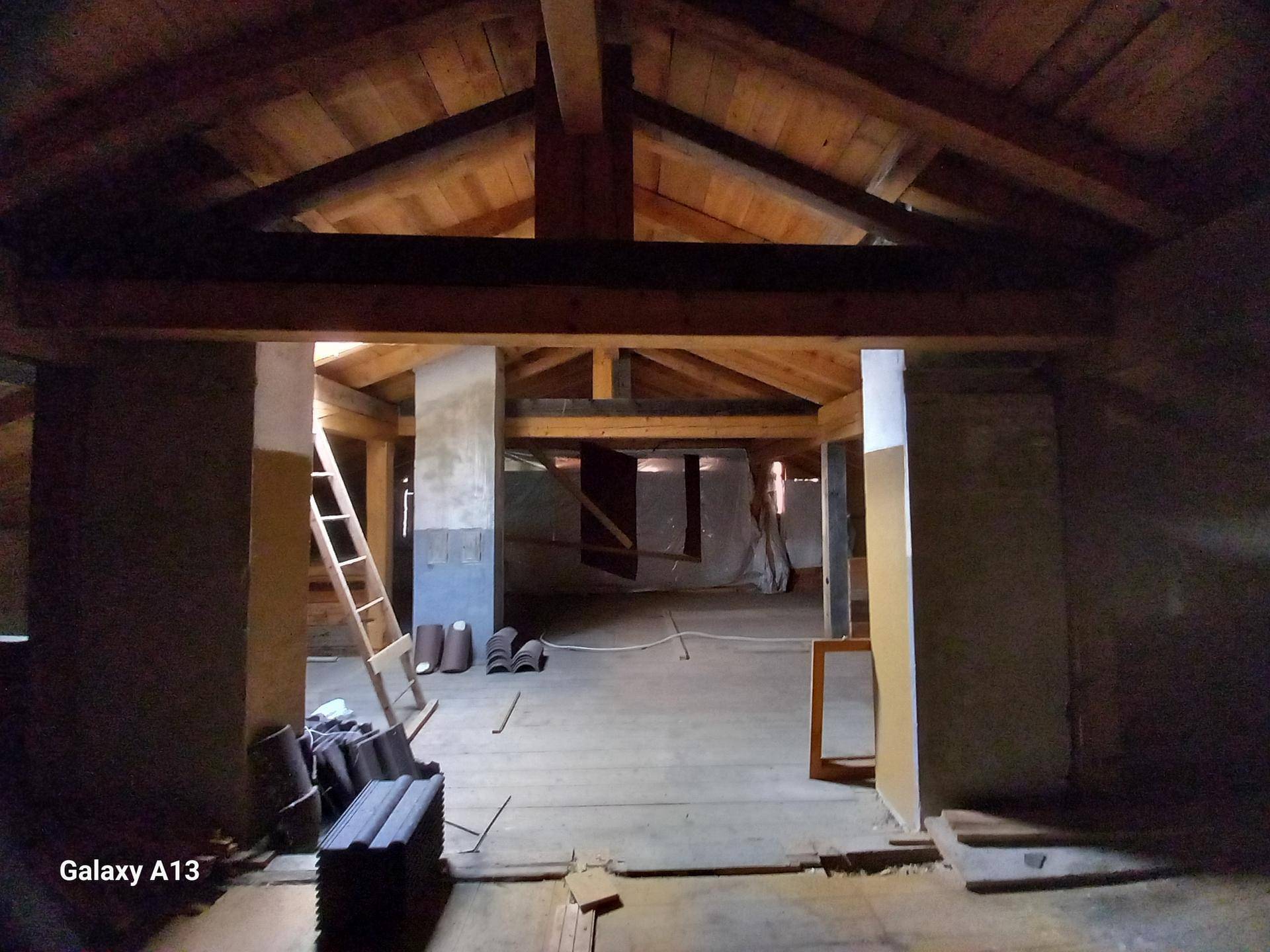 Geräumiger Dachboden mit sichtbaren Holzbalken und viel Potenzial für Ausbau.
