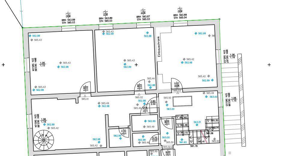 Detaillierter Grundriss mit mehreren Räumen, Türen und einer Wendeltreppe.
