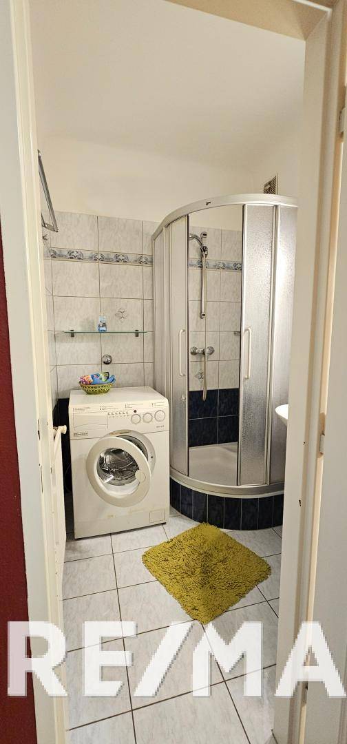 Bad mit Dusche und Waschmaschine