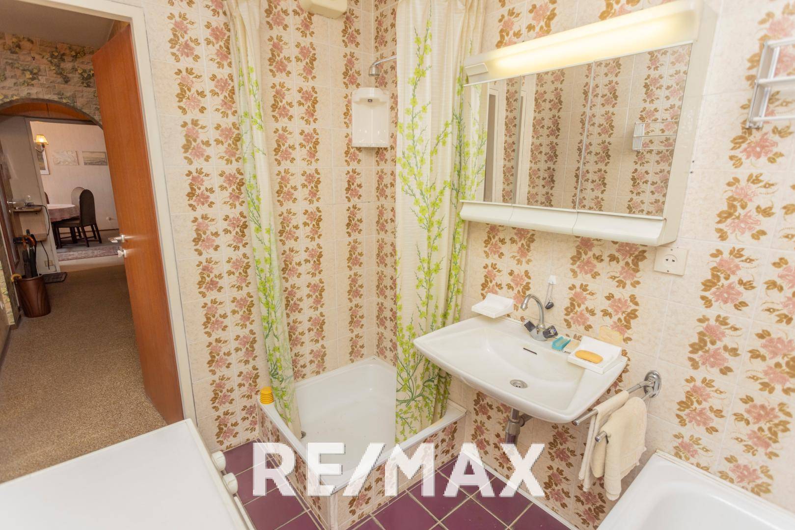 Badezimmer mit Wanne & Dusche und WM-Anschluss