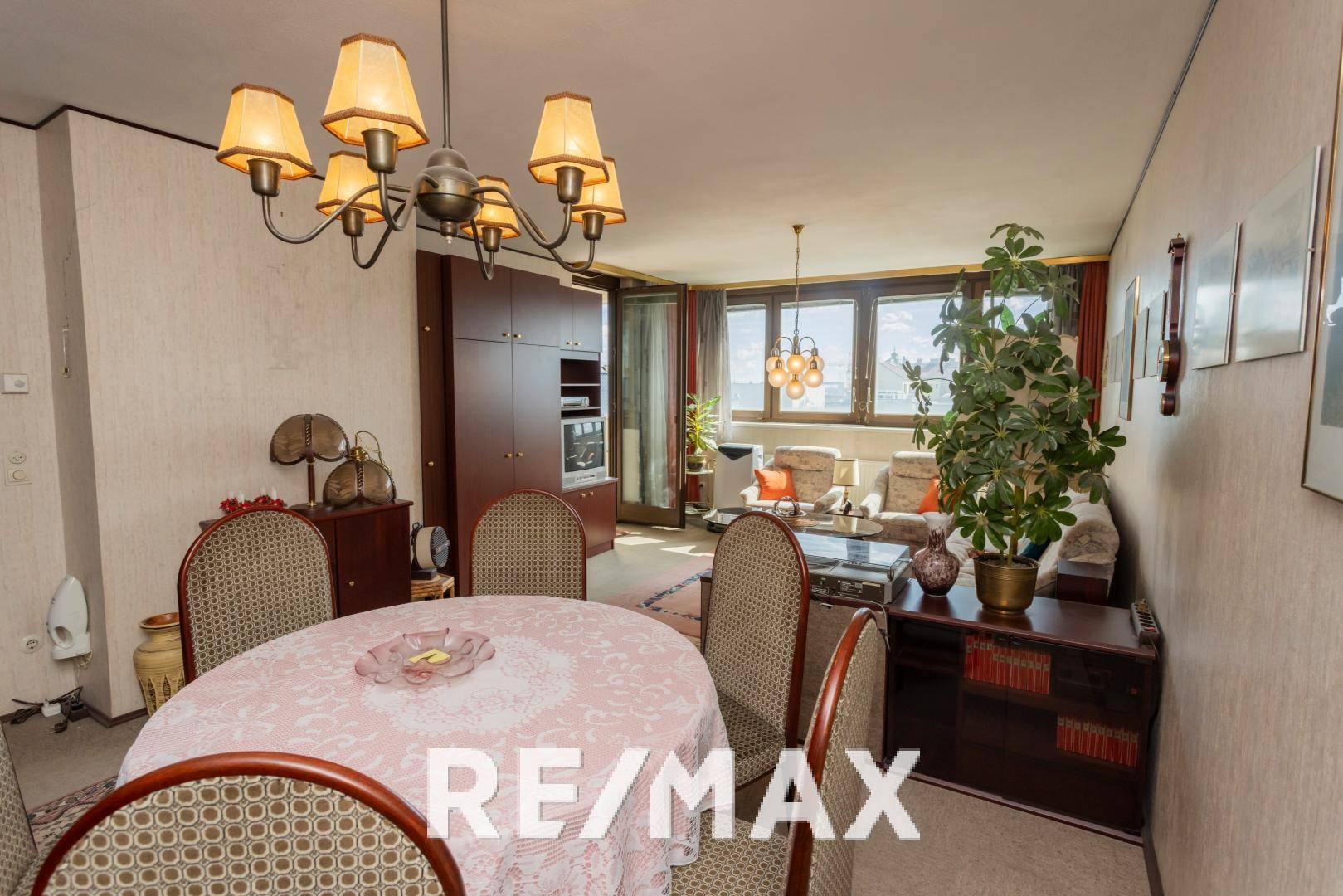 Wohnzimmer mit Essbereich und Zugang z