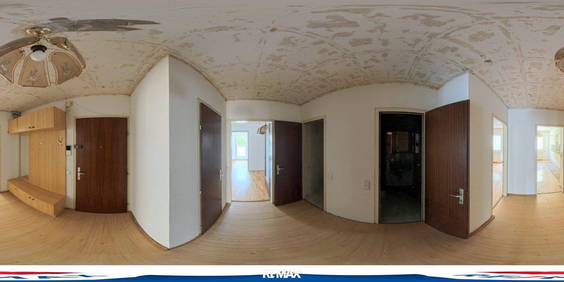 Eingangsbereich mit Holzboden, mehreren Türen, einer eingebauten Bank und einem Deckenventilator.