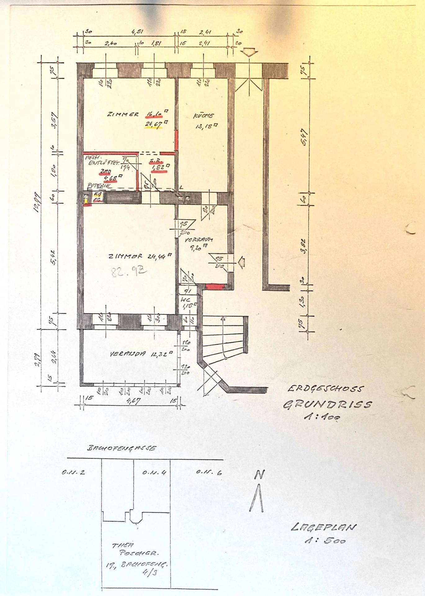 Handgezeichneter Grundriss des Erdgeschosses mit Zimmern, Maßen und einer Veranda.