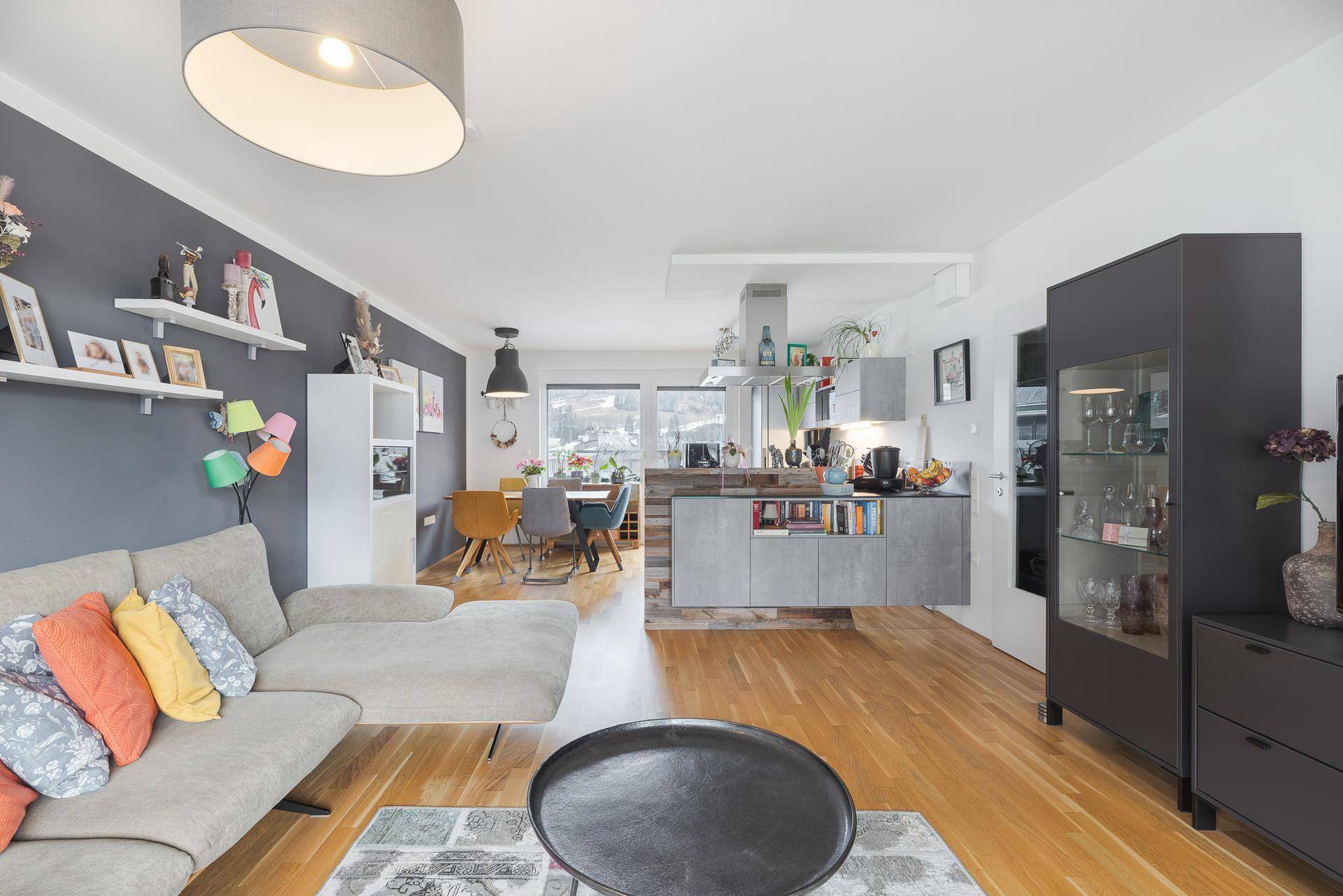 GROSSZÜGIGE 3-ZIMMER-WOHNUNG MIT BERGBLICK IN ZENTRALER LAGE - Ansicht 2