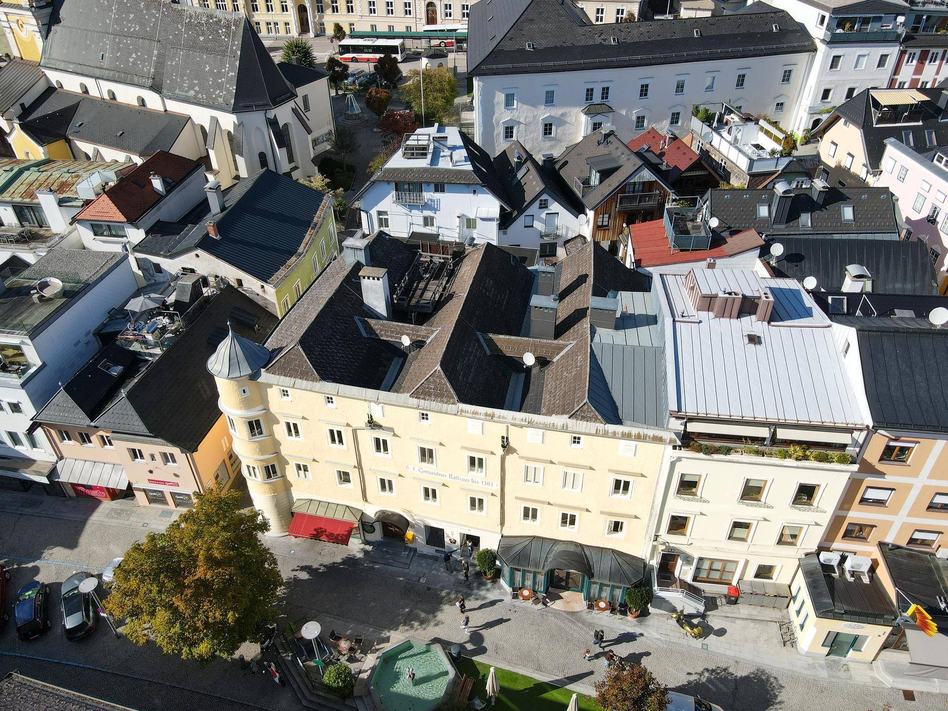Detaillierte Luftaufnahme des historischen Stadtzentrums mit dem Hauptgebäude und angrenzenden Häusern.