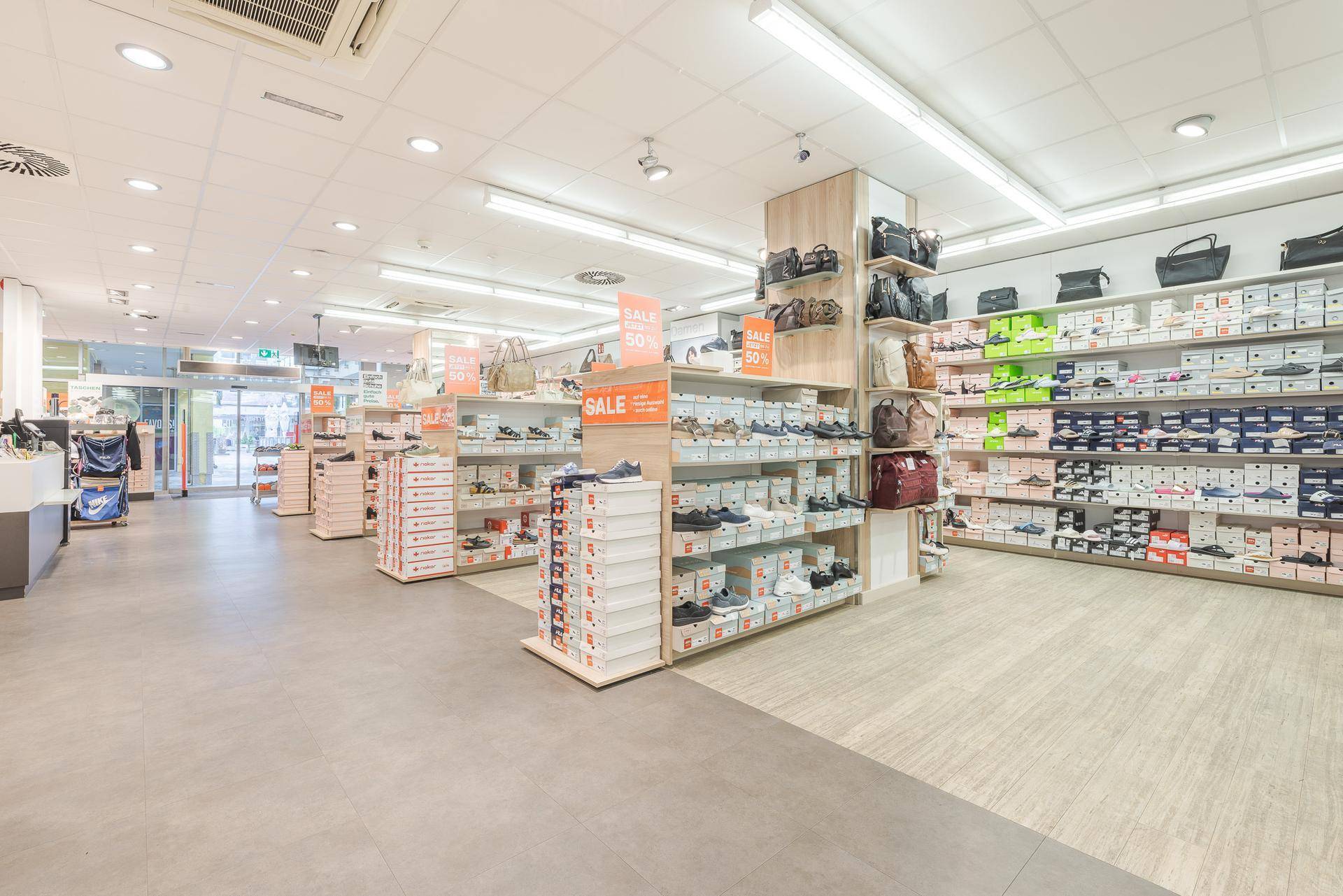 Geräumiger Schuhladen mit vielen Auslagen und einem hellen, einladenden Ambiente.
