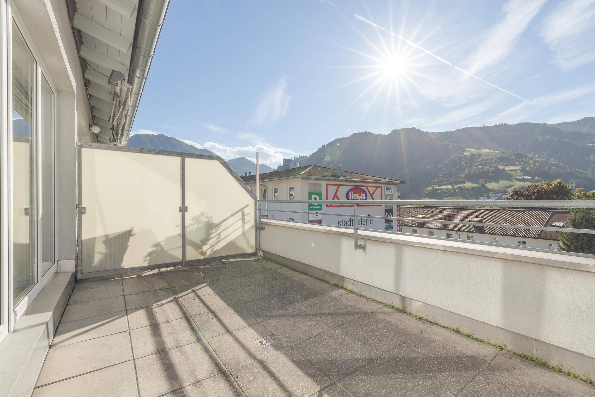 Geräumiger Balkon mit Fliesenboden und Bergblick, ideal für entspannte Stunden im Freien.