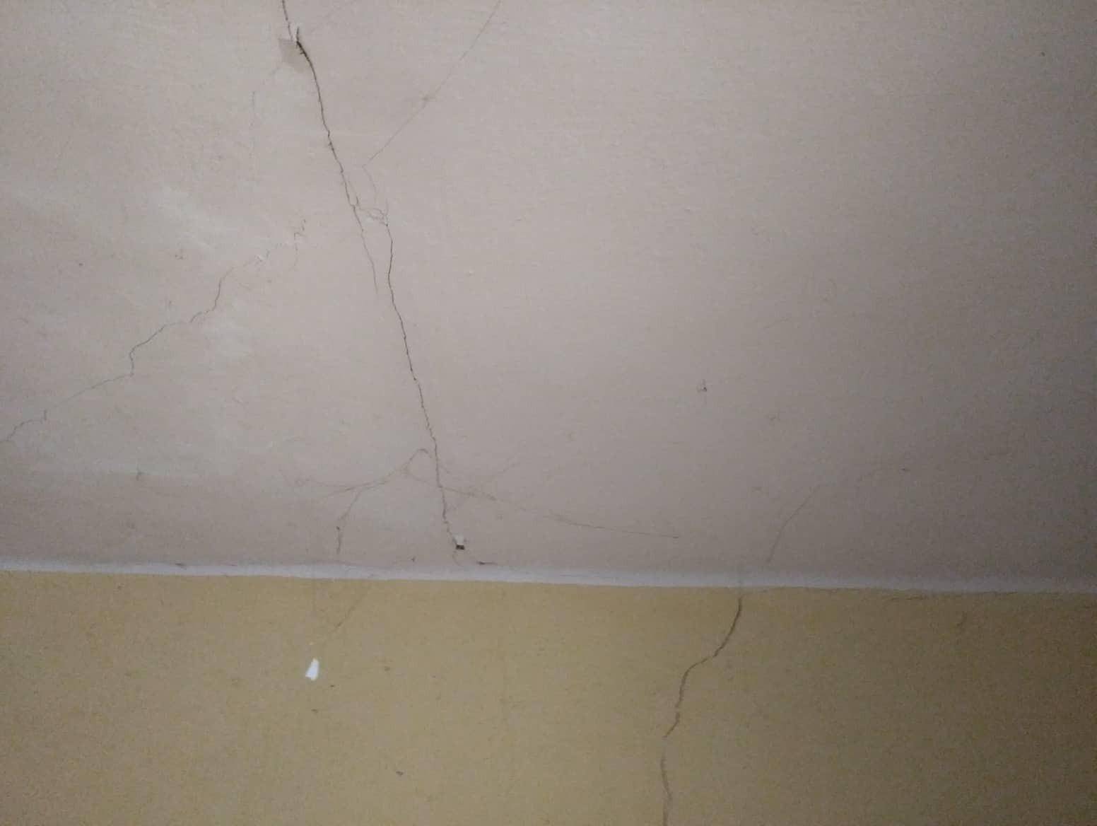 Decke mit deutlichen Rissen, die auf umfassenden Renovierungsbedarf hinweisen.