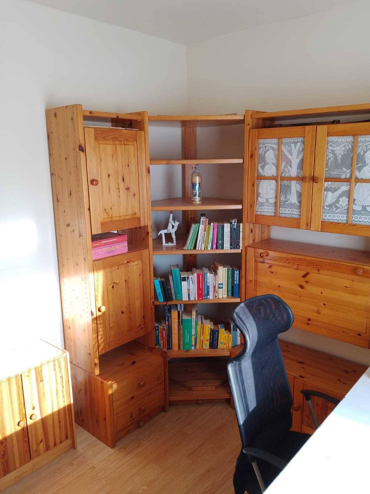 Helles Arbeitszimmer mit Holzregalen und Schreibtisch, ideal für Home-Office.