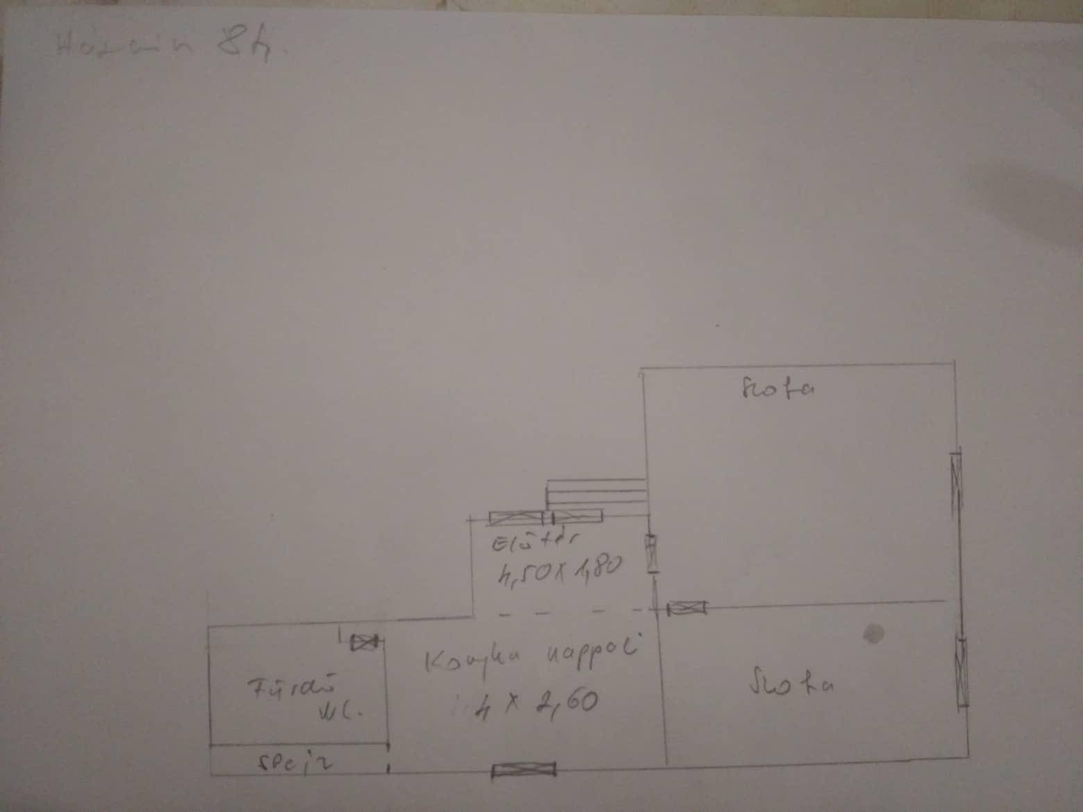 Handgezeichneter Grundriss mit verschiedenen Räumen und handschriftlichen Notizen.