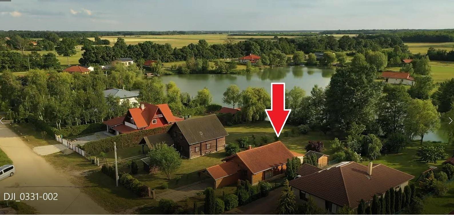 Panoramische Luftaufnahme des Anwesens mit einem See und der umliegenden ländlichen Landschaft.