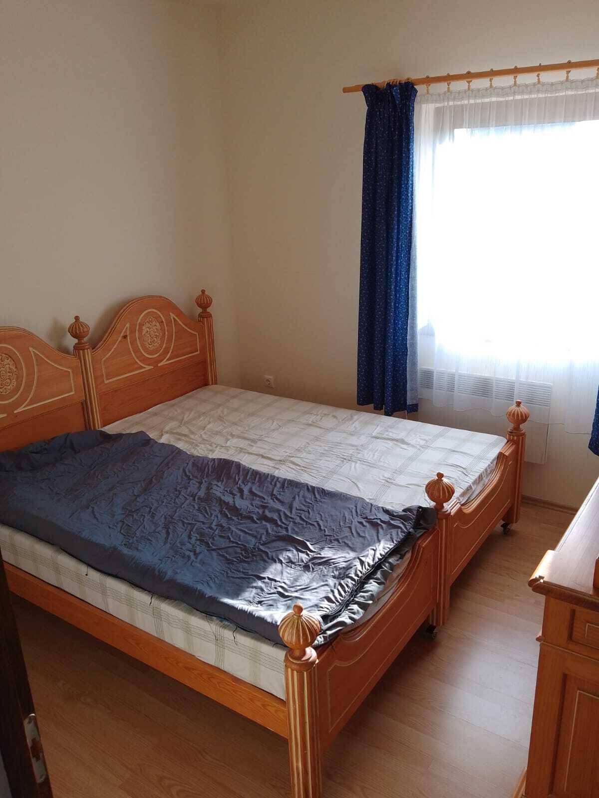 Schlafzimmer mit zwei Einzelbetten und Fenster, hell und mit Holzfußboden.