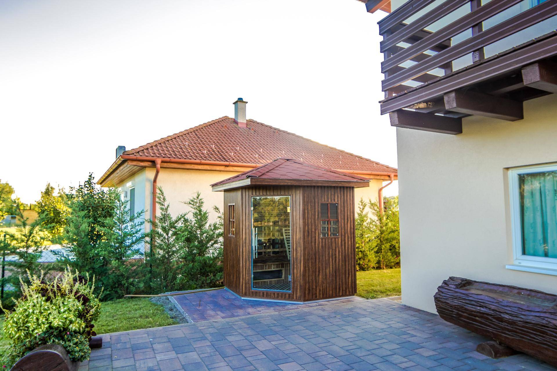 Freistehende Holzsauna im Gartenbereich neben dem Haupthaus.