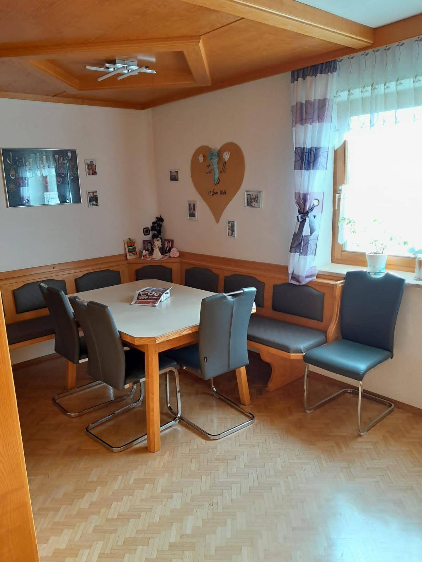 Gemütlicher Essbereich mit Holztisch, Eckbank und traditioneller Holzdecke.