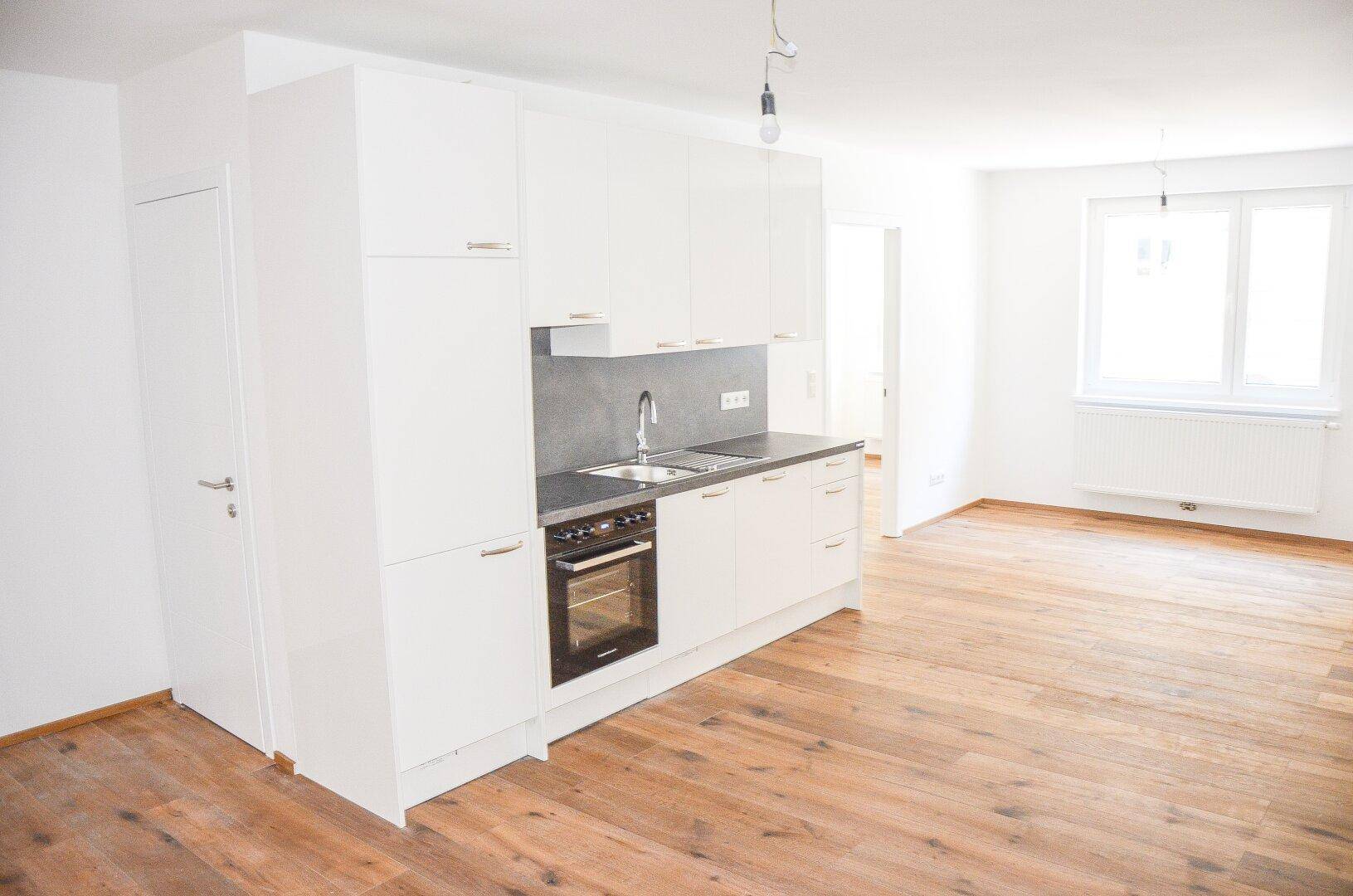ERSTBEZUG nach Sanierung 4-Zimmer Familienwohnung (87m²) mit Küche und Loggia - 1100 Wien