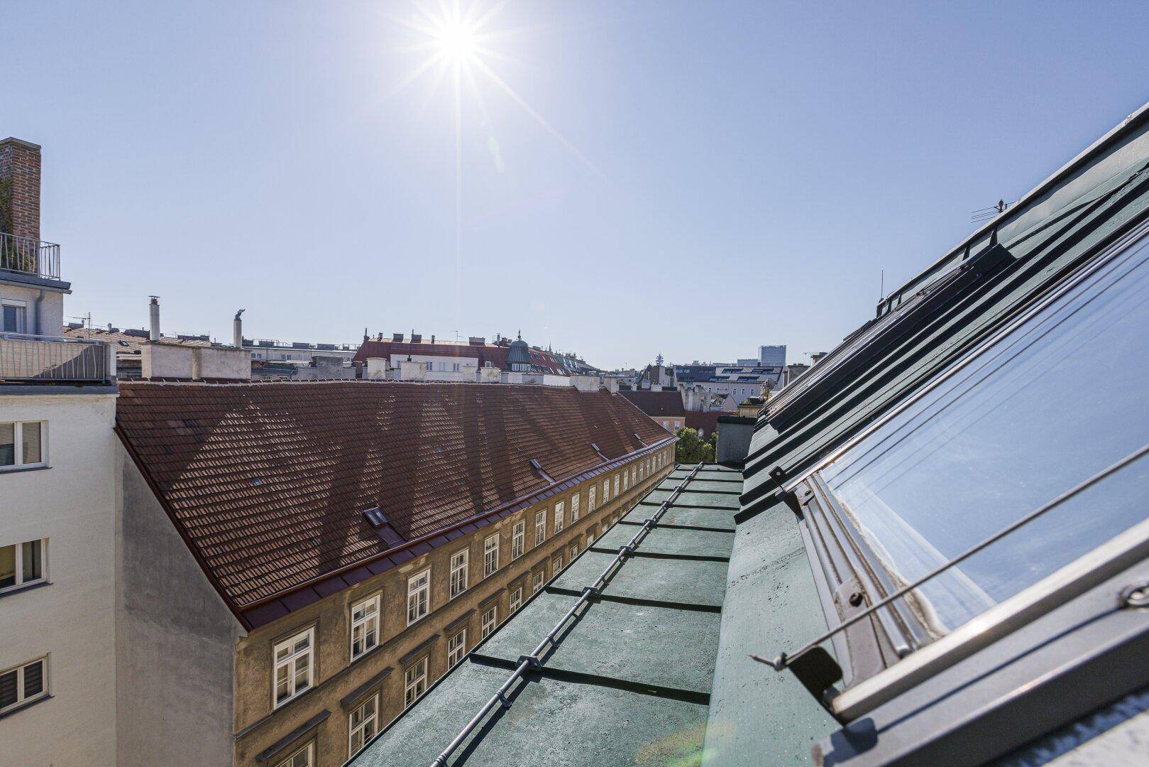 Panoramablick über die Dächer der Stadt unter strahlend blauem Himmel mit Sonnenschein.
