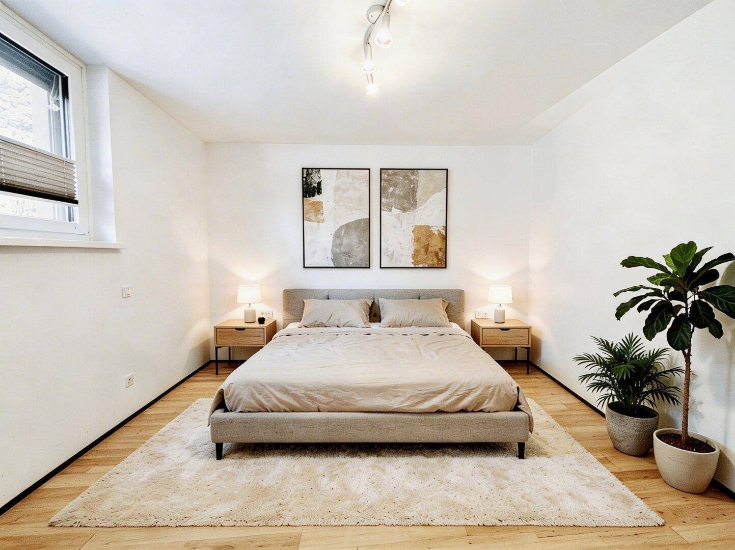 Gemütliches Schlafzimmer mit Doppelbett, Nachttischen, Teppich und Pflanzen.