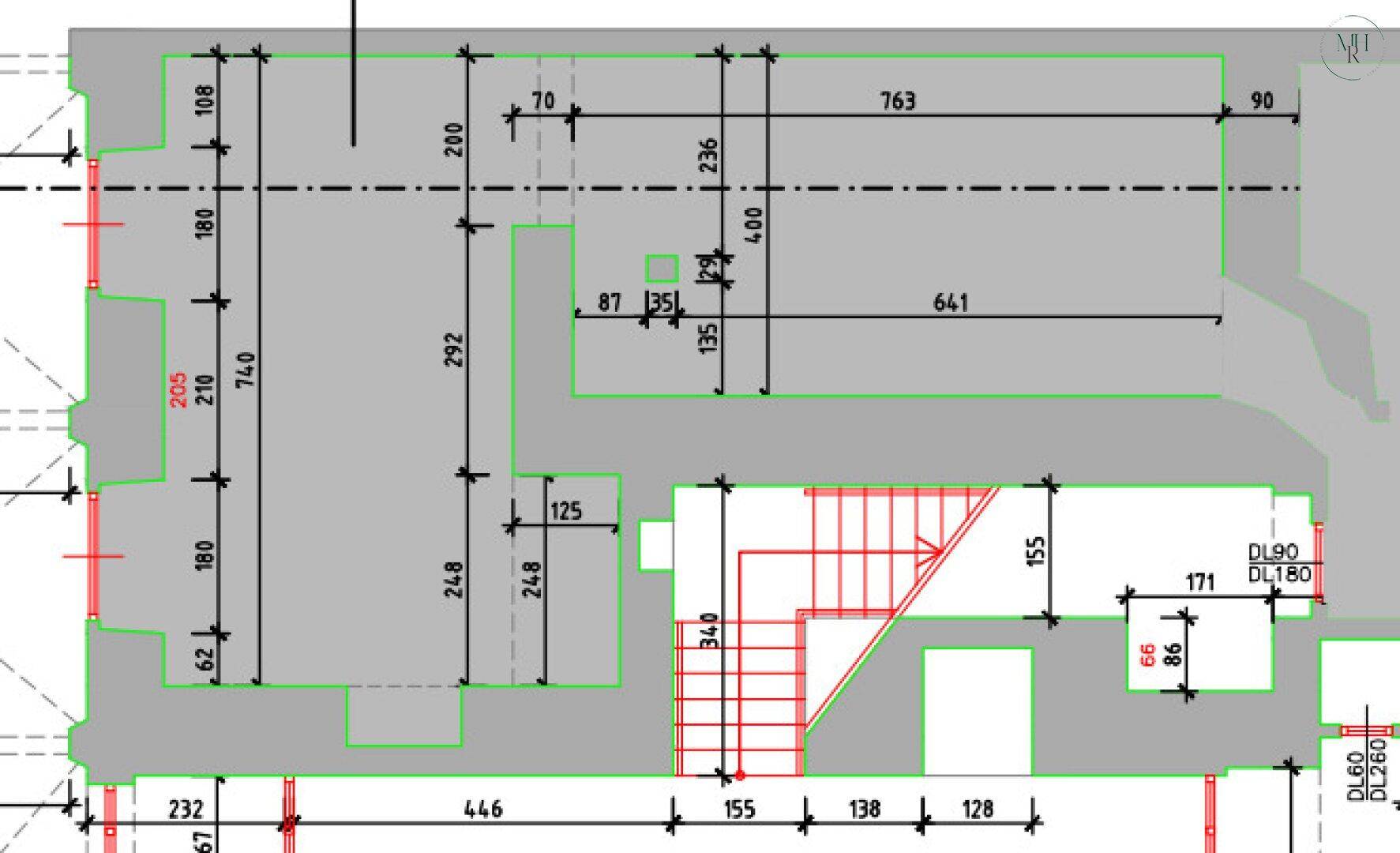 Detaillierter Grundriss des Erdgeschosses mit eingezeichneten Maßen und Treppenhaus.