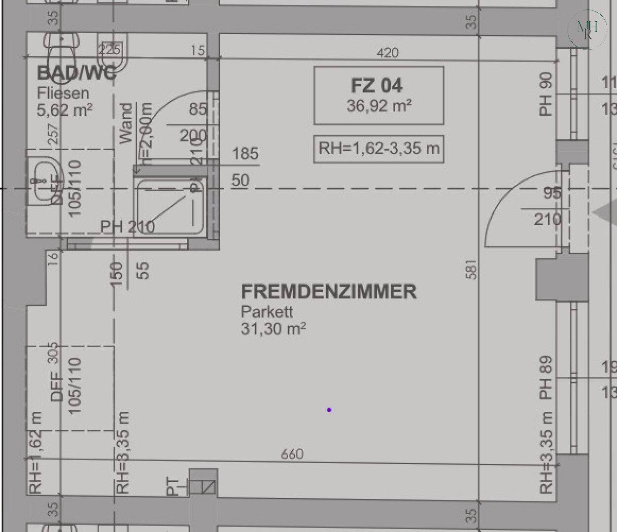 Grundriss eines Fremdenzimmers mit Parkettboden und angrenzendem Badezimmer mit Fliesen.