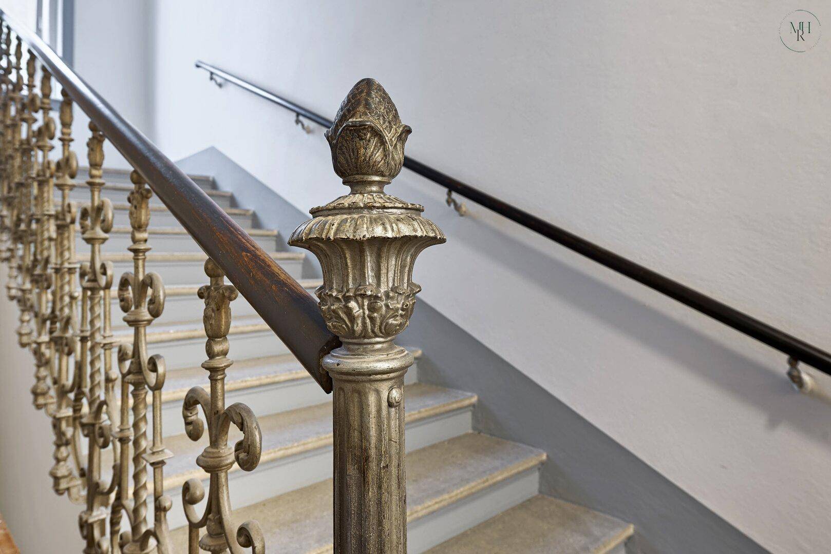 Detailansicht des schmiedeeisernen Geländers im historischen Treppenhaus.