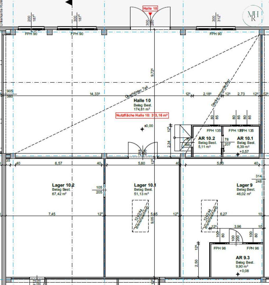 Detaillierter Grundriss einer großen Halle mit mehreren Lagerbereichen und genauen Abmessungen.