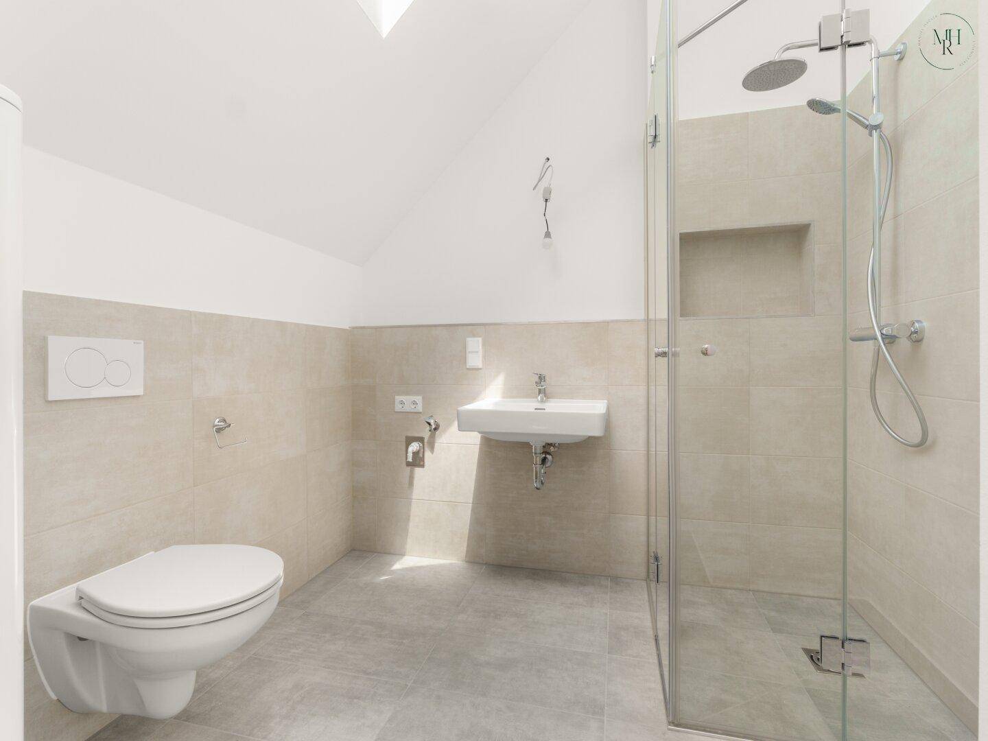 Modernes Badezimmer mit begehbarer Dusche, Wand-WC und Dachfenster, in hellen Beigetönen gehalten.