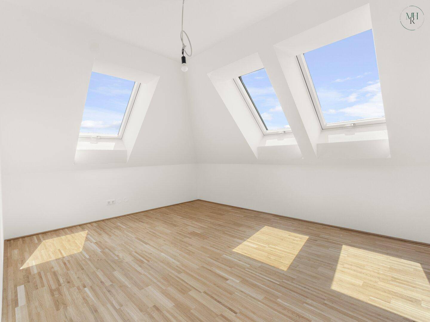 Helles Zimmer im Dachgeschoss mit Holzboden und mehreren Dachfenstern für viel Tageslicht.