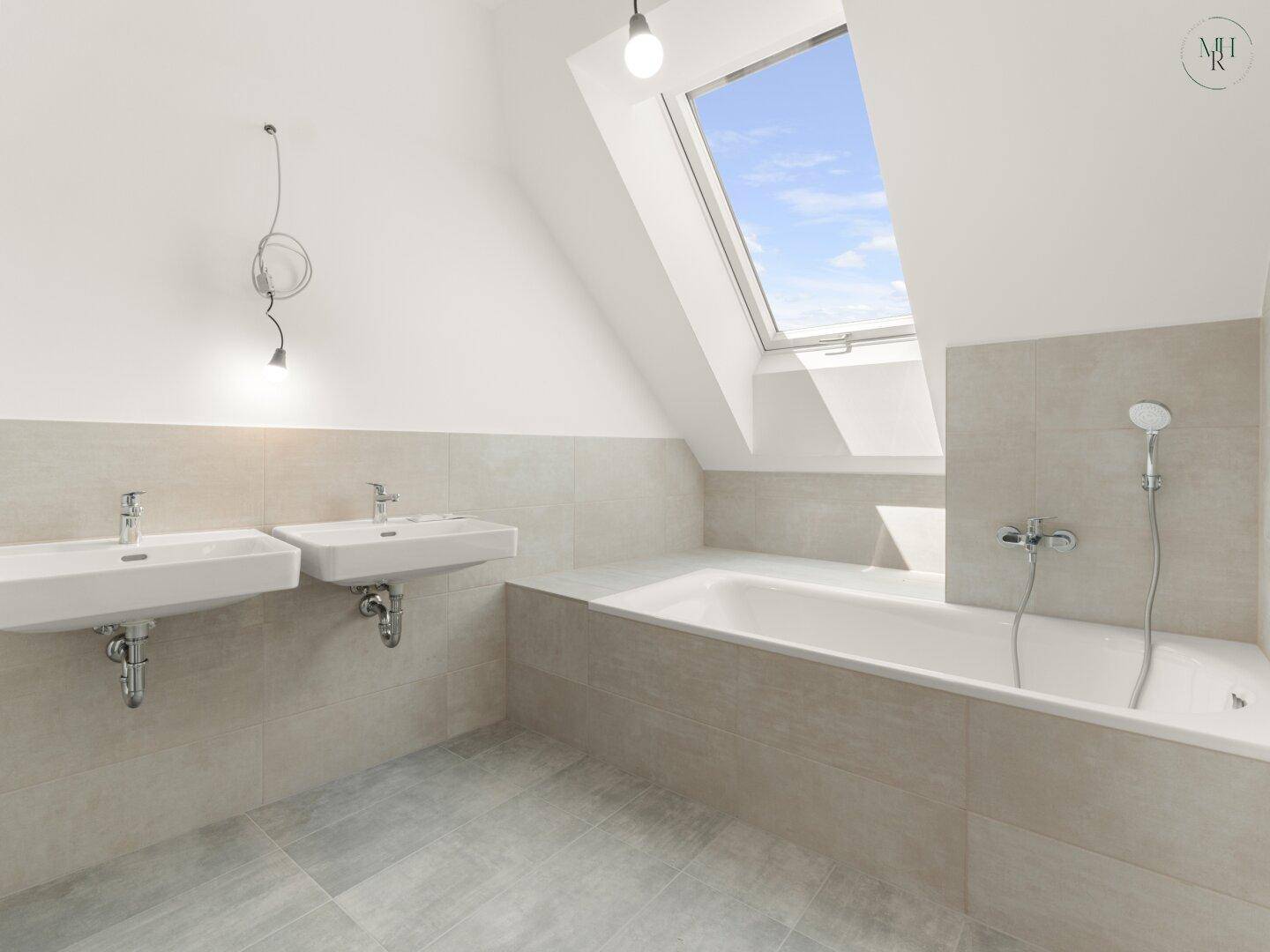 Modernes Badezimmer im Dachgeschoss mit Badewanne, Doppelwaschbecken und Dachfenster für natürliches Licht.
