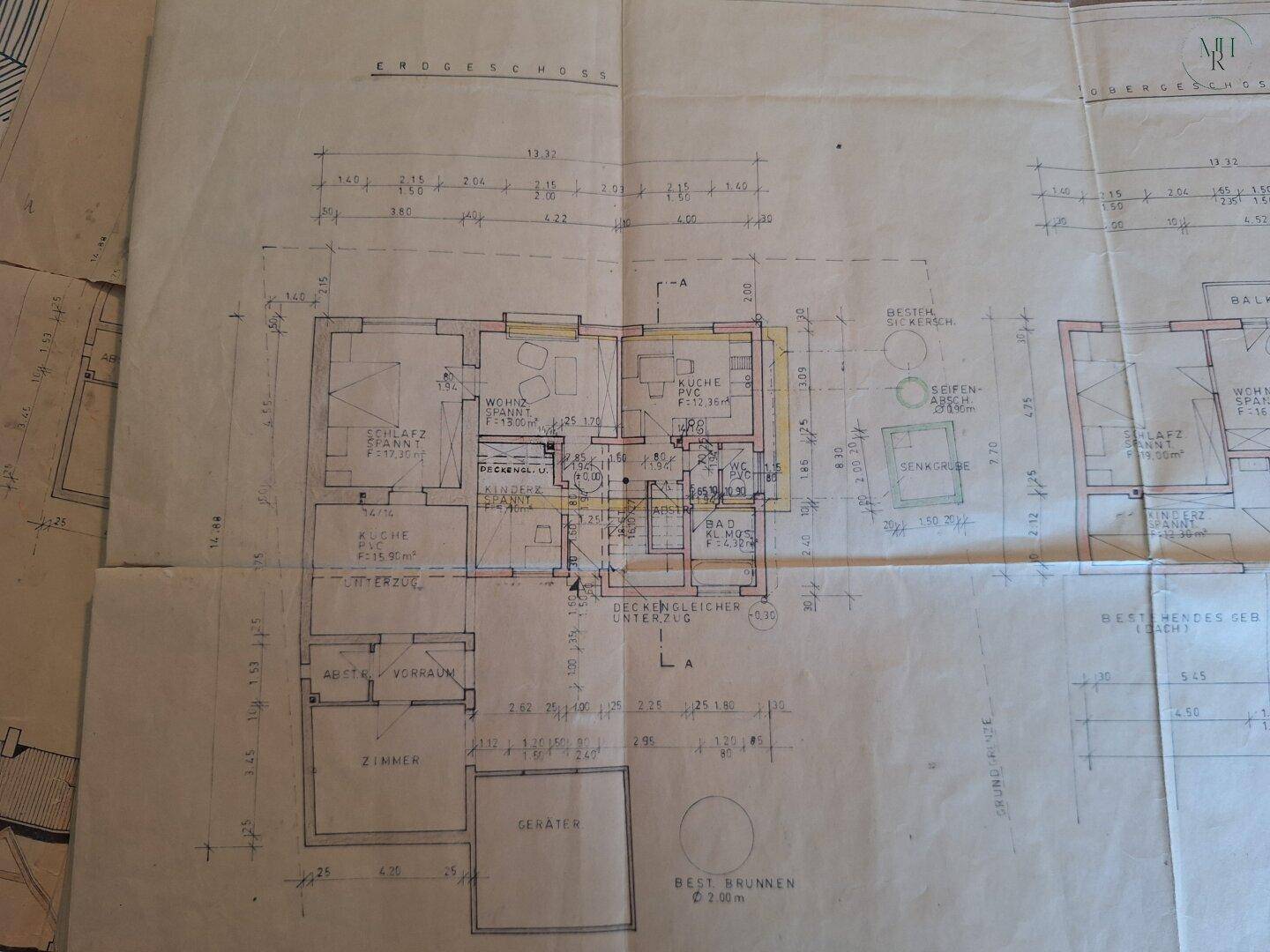 Detaillierter Grundriss des Erdgeschosses mit Raumaufteilung und Bemaßungen.