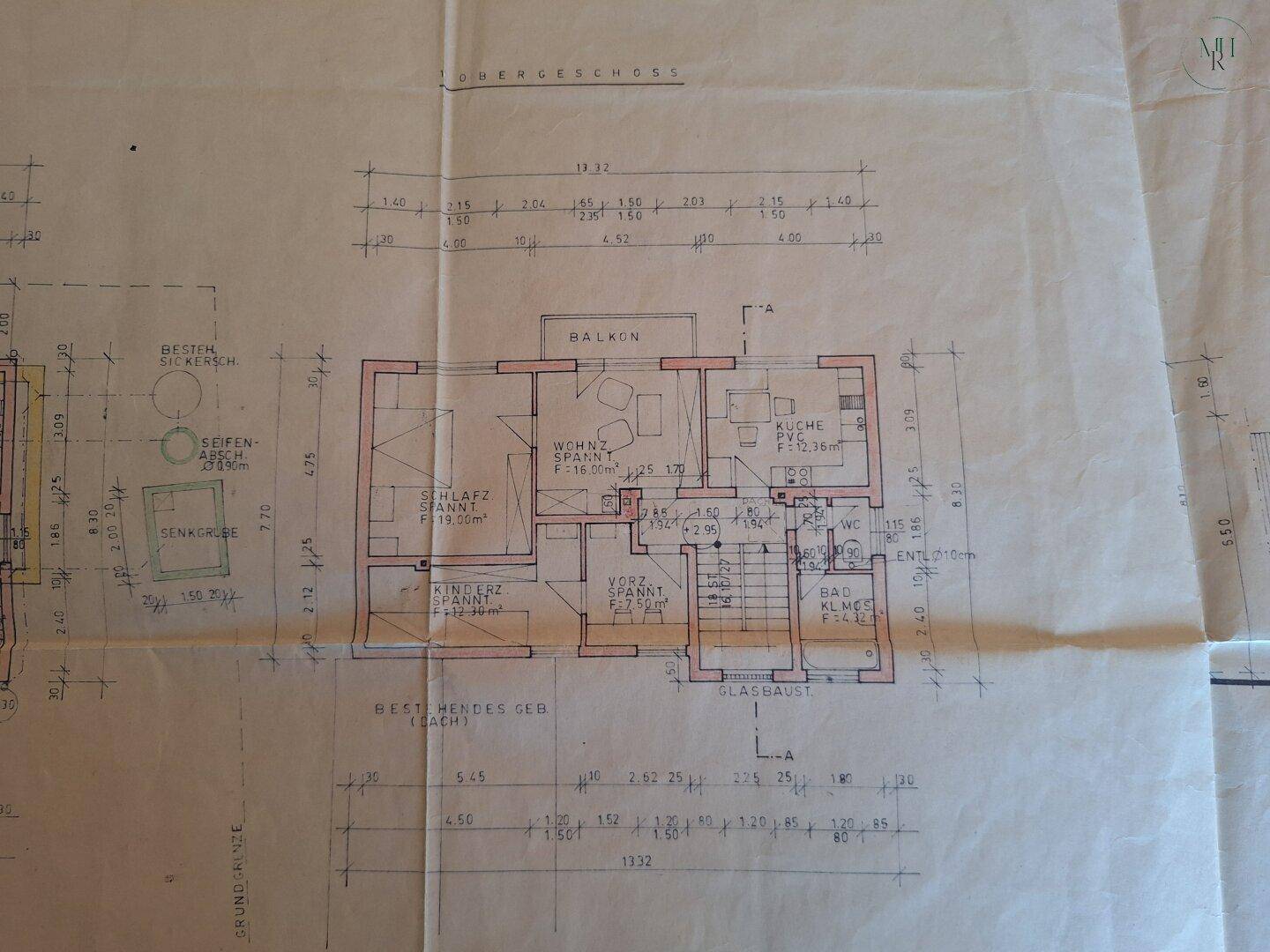 Grundriss des Obergeschosses mit Schlafzimmern, Bad und Zugang zu einem Balkon.