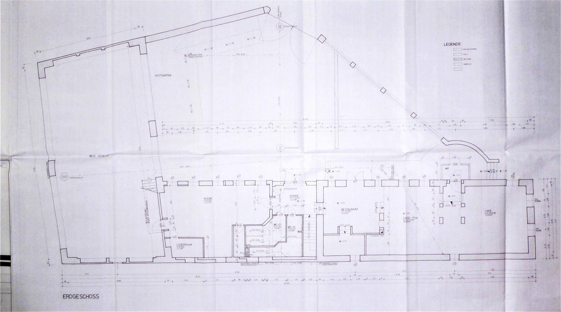 Grundriss des Erdgeschosses mit detaillierter Raumaufteilung und Abmessungen.