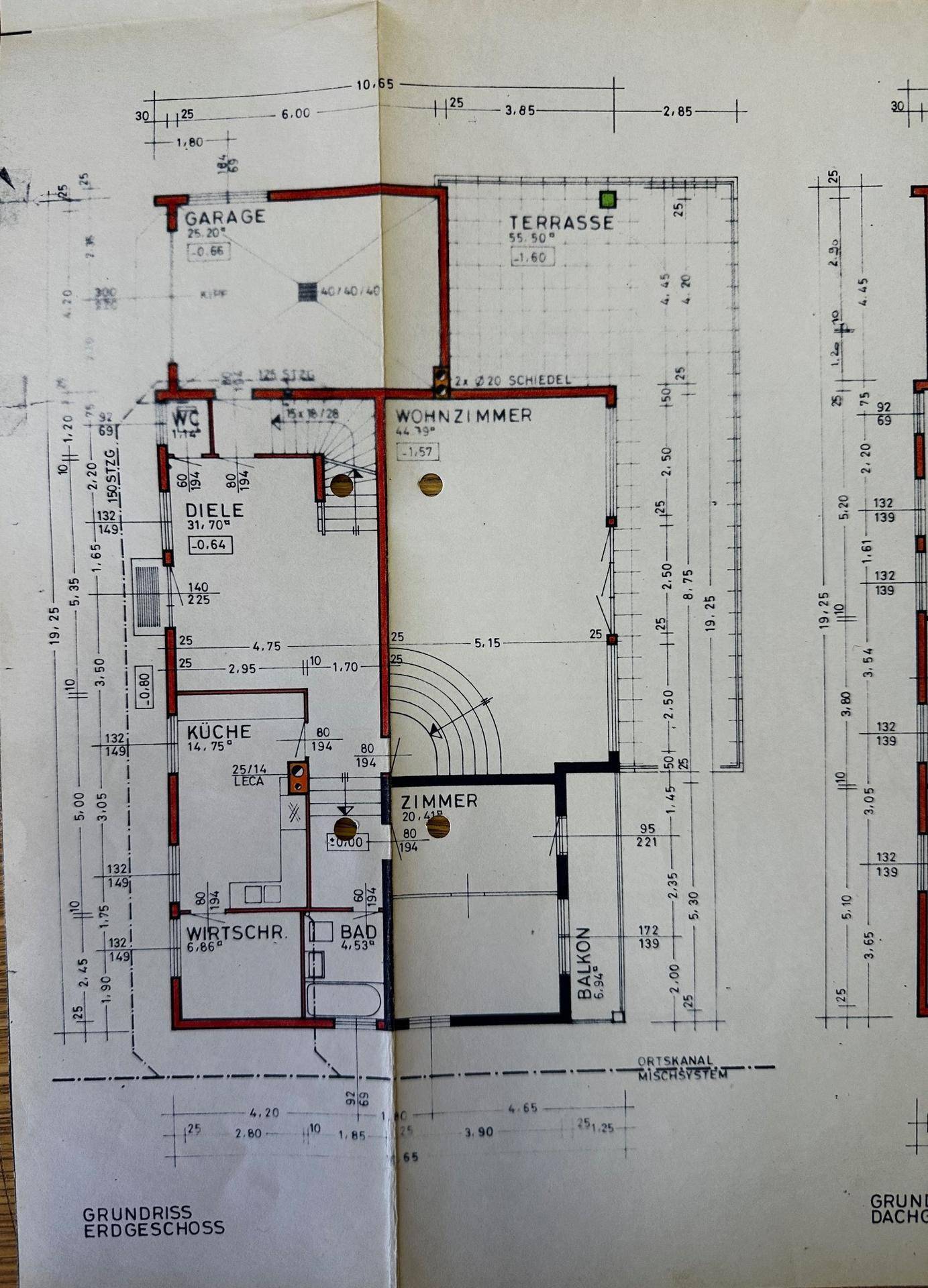 Grundriss des Erdgeschosses mit Wohnzimmer, Küche, Bad, WC, Garage und Terrasse.